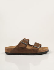 SANDALIAS BIRKENSTOCK ARIZONA LEVE DARK TEA 1032717 en color Cuero