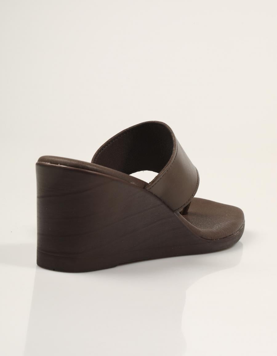 SANDALIAS REBECCA HOPE ESCLAVA CUÑA MARRÓN en color Marron