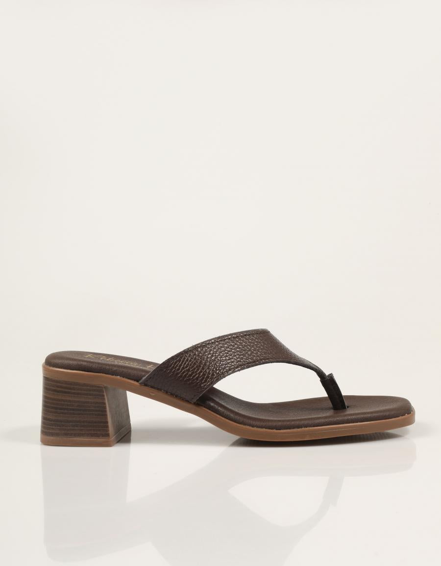 SANDALIAS REBECCA HOPE ESCLAVA TACÓN MARRÓN en color Marron