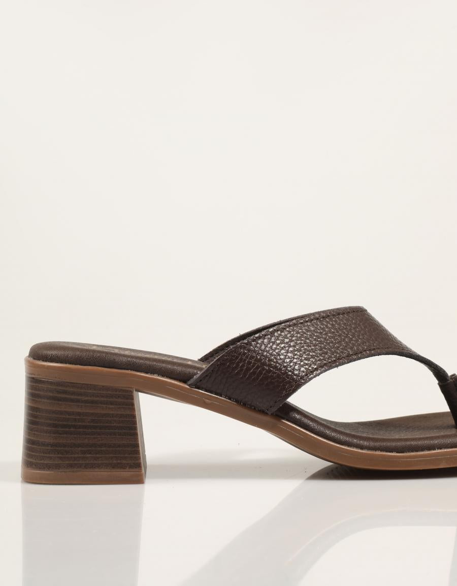 SANDALIAS REBECCA HOPE ESCLAVA TACÓN MARRÓN en color Marron