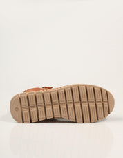 ZAPATILLAS CARMELA BOTIN CREMALLERA CAMEL en color Cuero