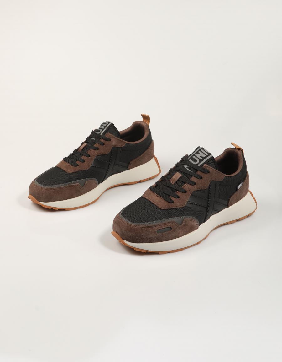 ZAPATILLAS MUNICH XEMINE DARK BROWN 8907110 en color Marron