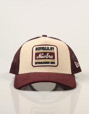 GORRA NEW ERA 940 AF TRUCKER MRNSTN 60960243 en color Burdeos