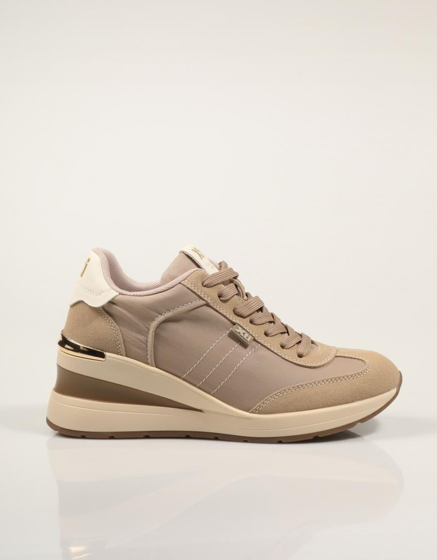 ZAPATILLAS XTI ZAPATILLA BEIGE en color Beige