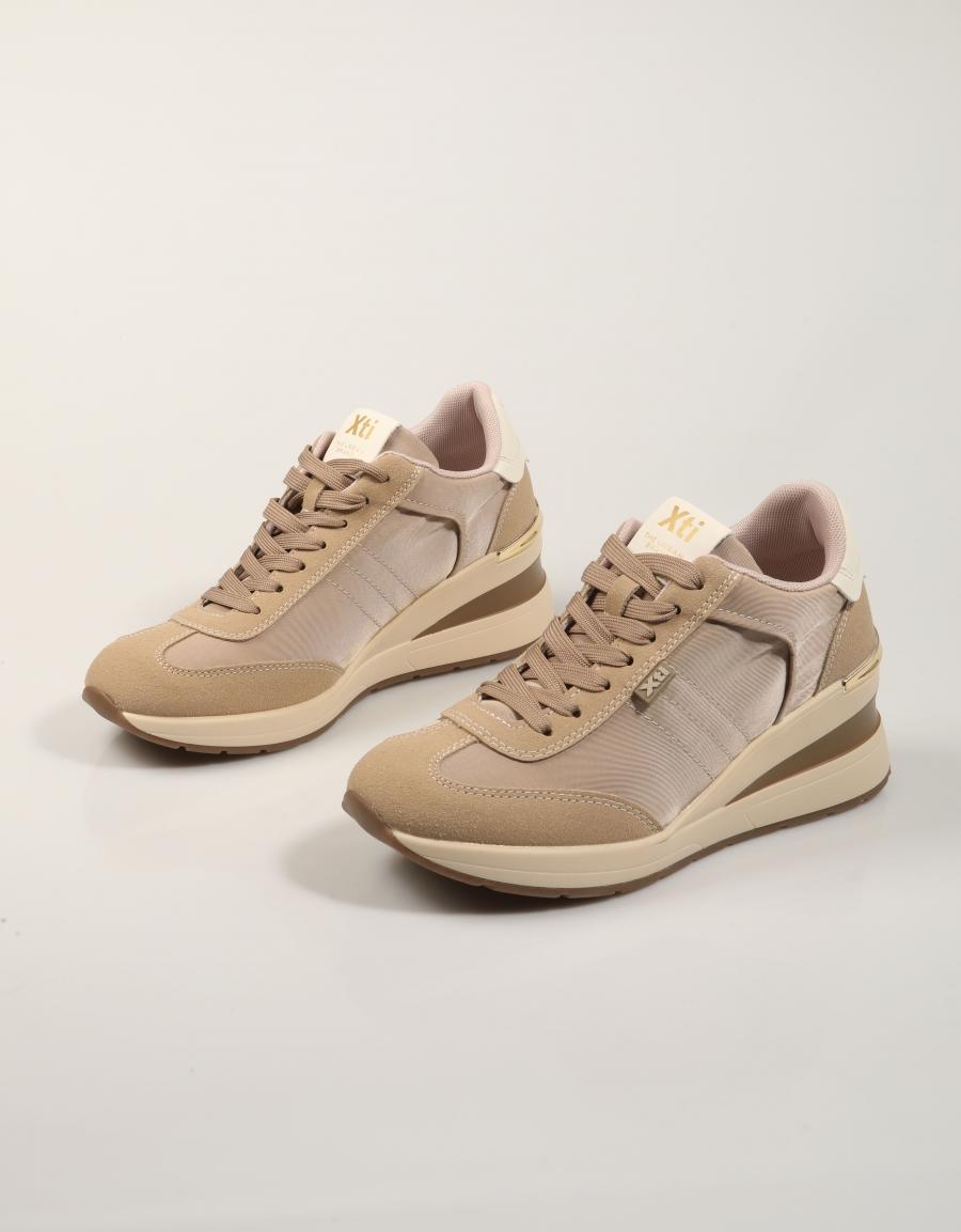 ZAPATILLAS XTI ZAPATILLA BEIGE en color Beige