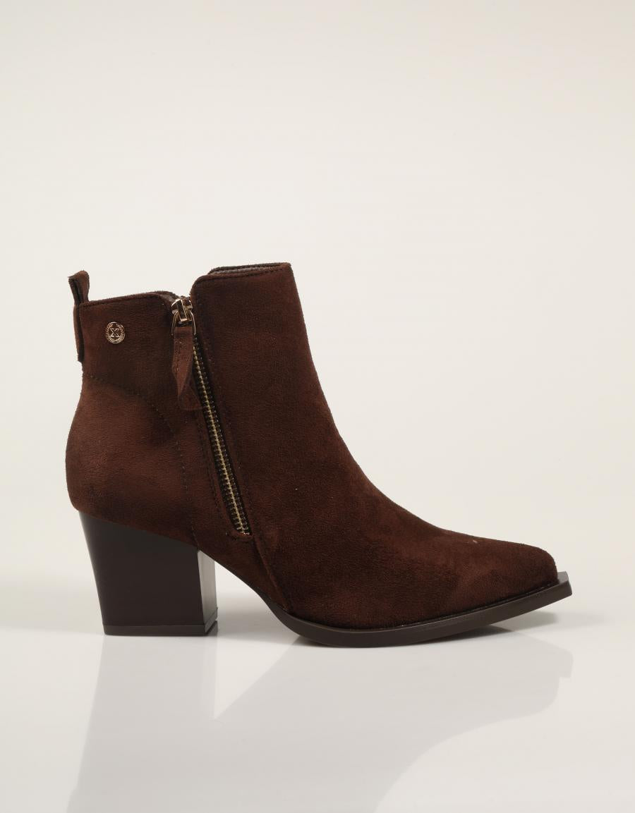 BOTINES XTI BOTIN CAMPERO MARRON en color Marron