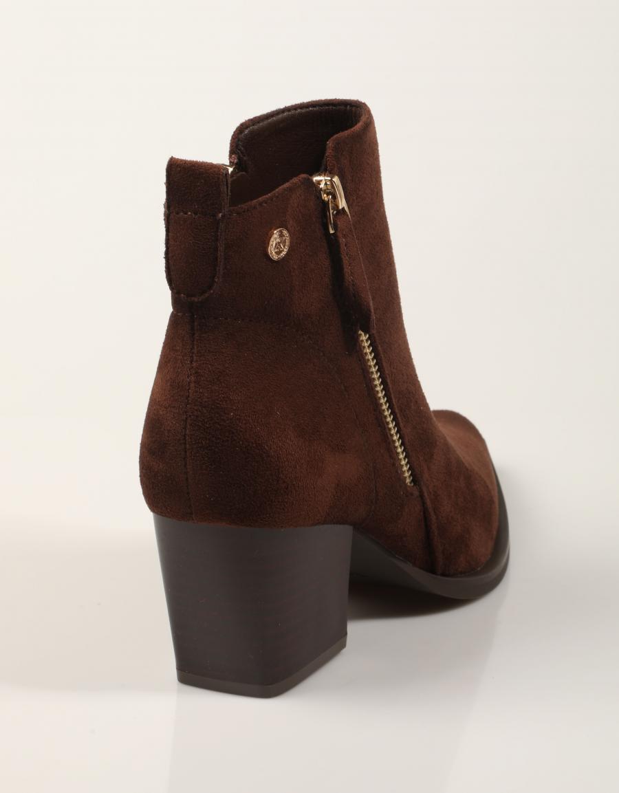 BOTINES XTI BOTIN CAMPERO MARRON en color Marron