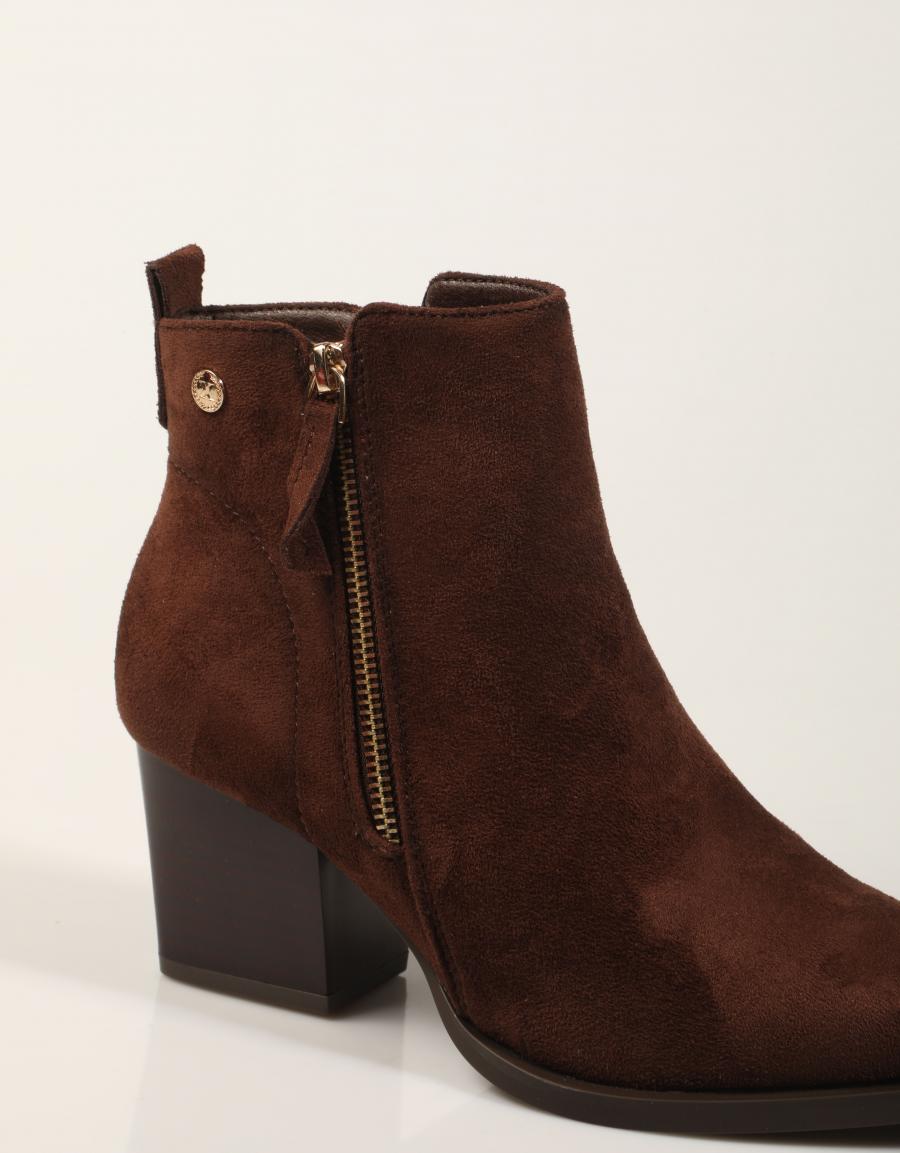 BOTINES XTI BOTIN CAMPERO MARRON en color Marron