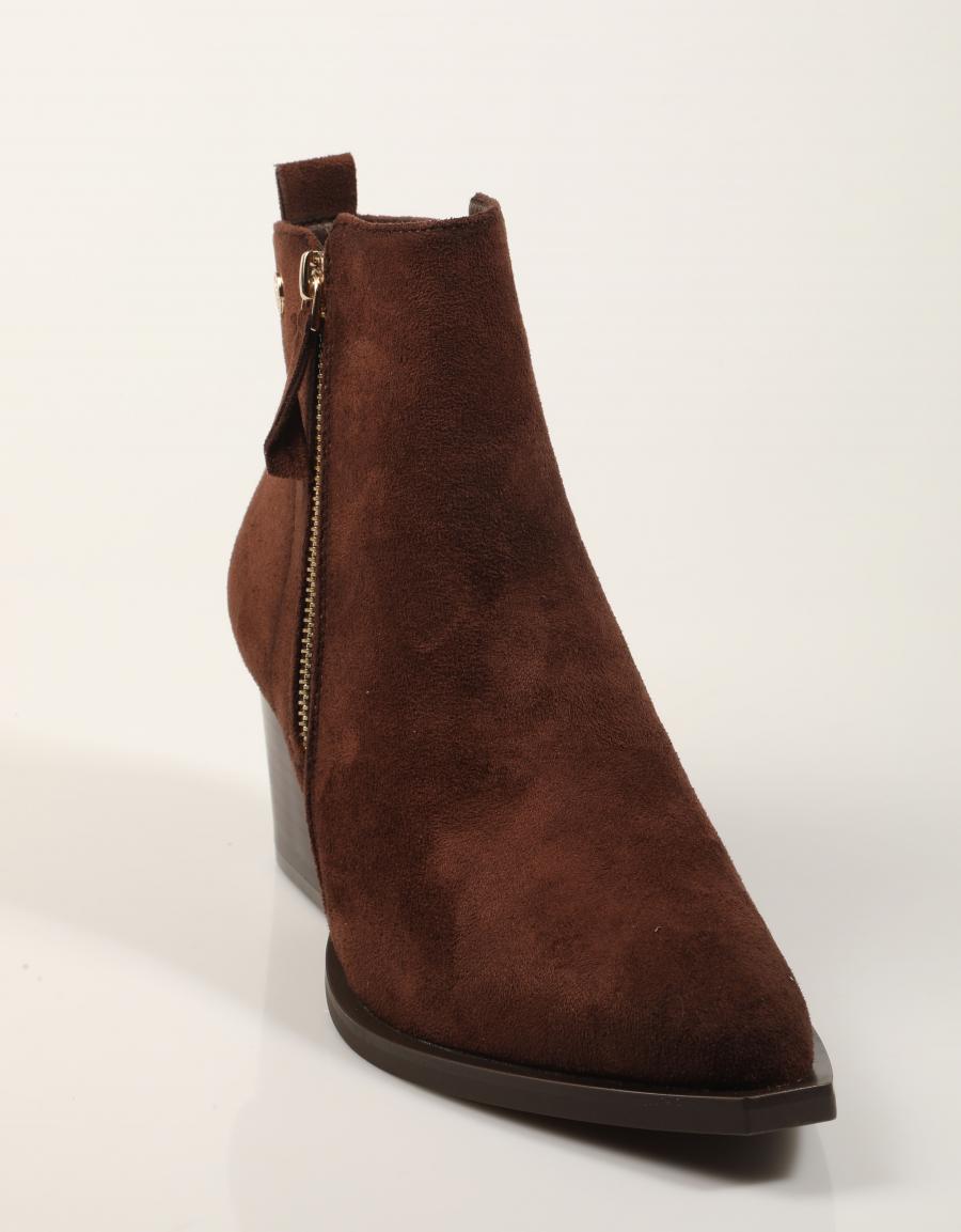 BOTINES XTI BOTIN CAMPERO MARRON en color Marron