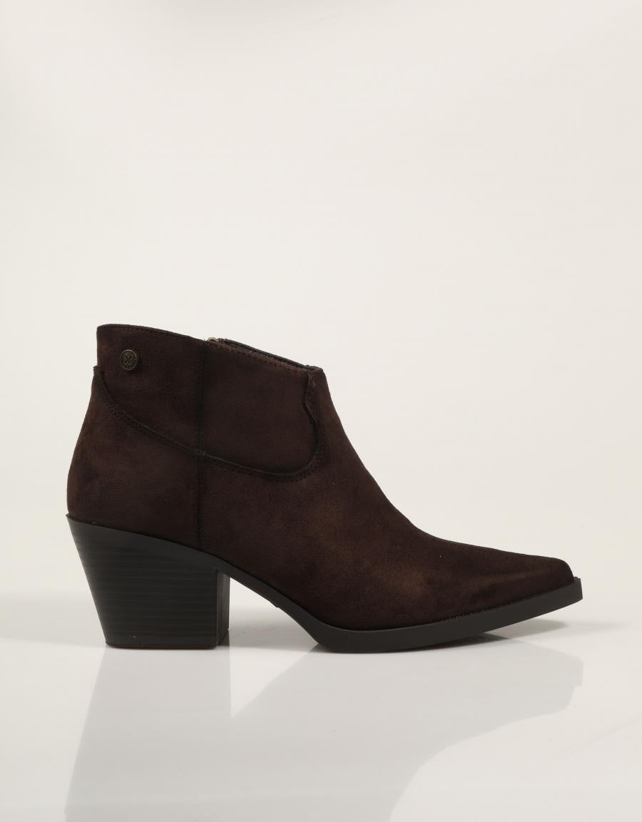 BOTINES XTI BOTIN CAMPERO MARRON en color Marron