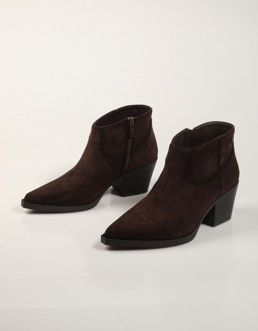 BOTINES XTI BOTIN CAMPERO MARRON en color Marron