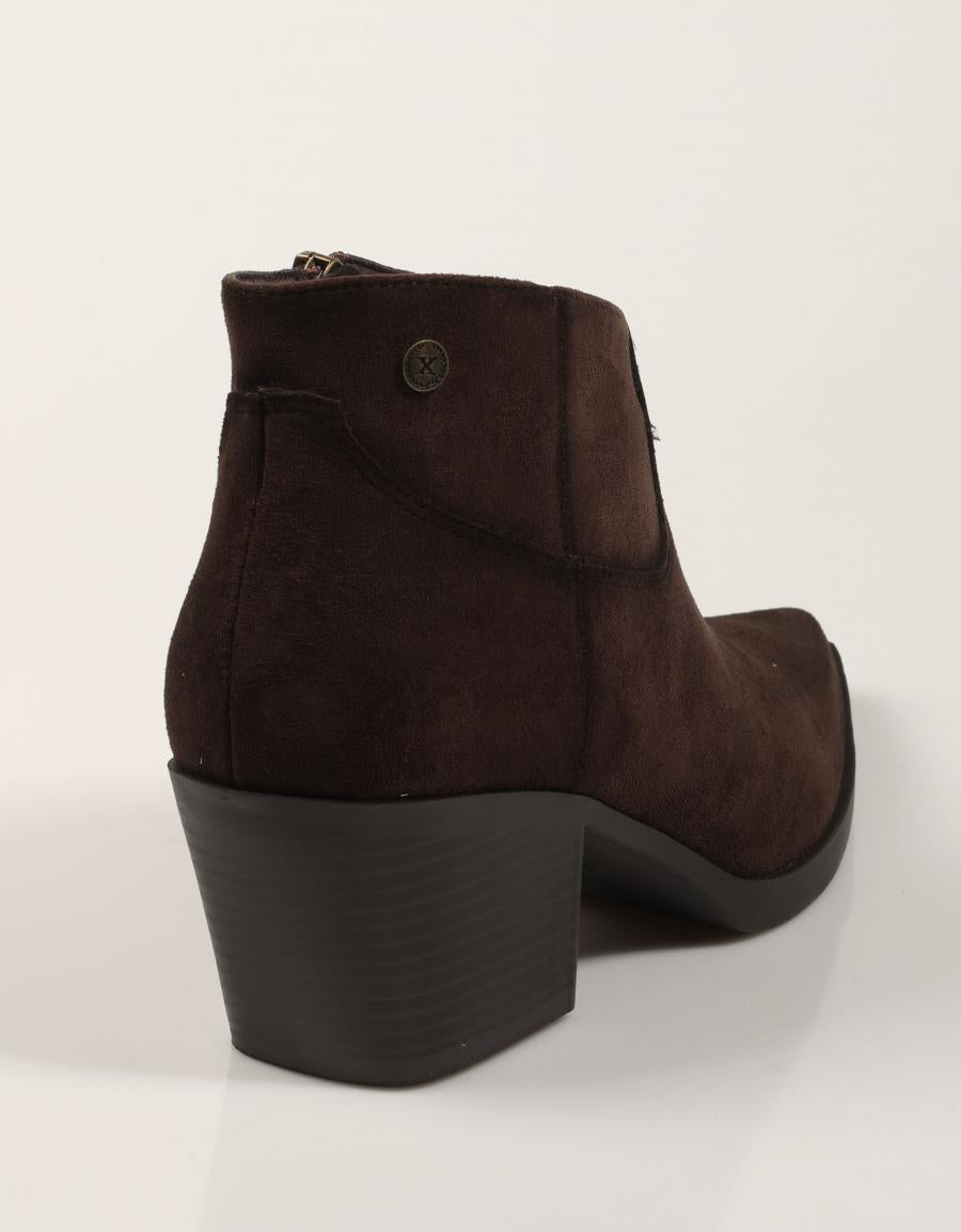 BOTINES XTI BOTIN CAMPERO MARRON en color Marron