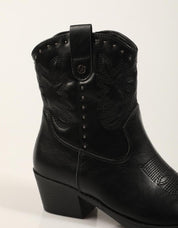 BOTAS XTI BOTIN REMACHES NEGRO en color Negro