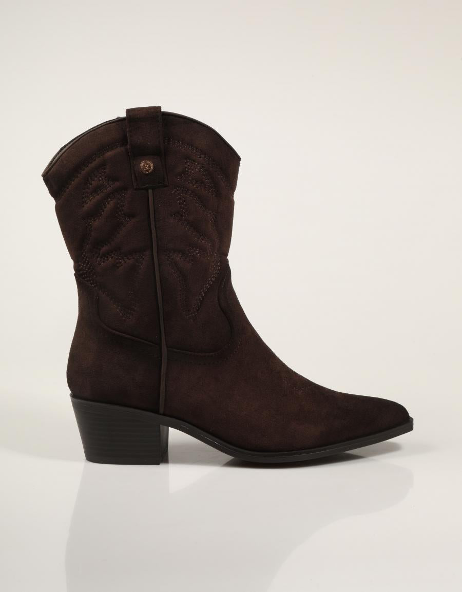 BOTINES XTI BOTIN CAMPERO MARRON en color Marron