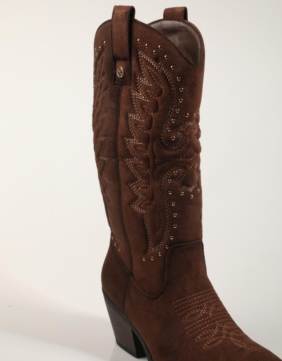 BOTAS XTI BOTA CAMPERO MARRON en color Marron