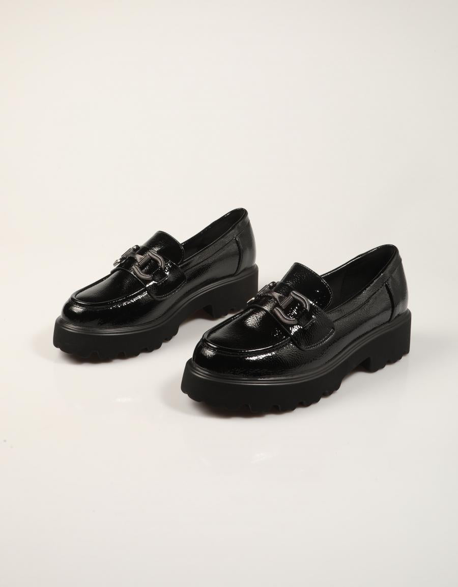 MOCASINES XTI MOCASIN CHAROL NEGRO en color Negro