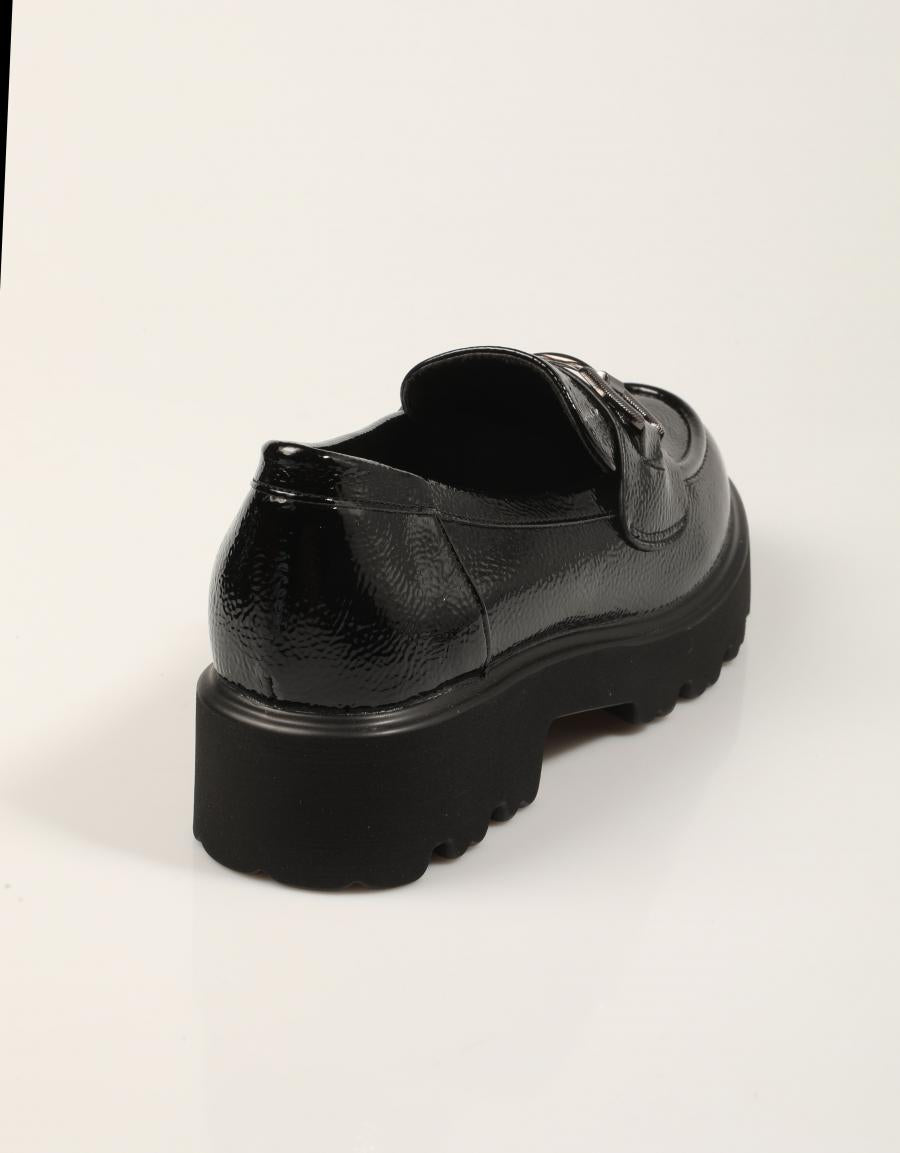 MOCASINES XTI MOCASIN CHAROL NEGRO en color Negro