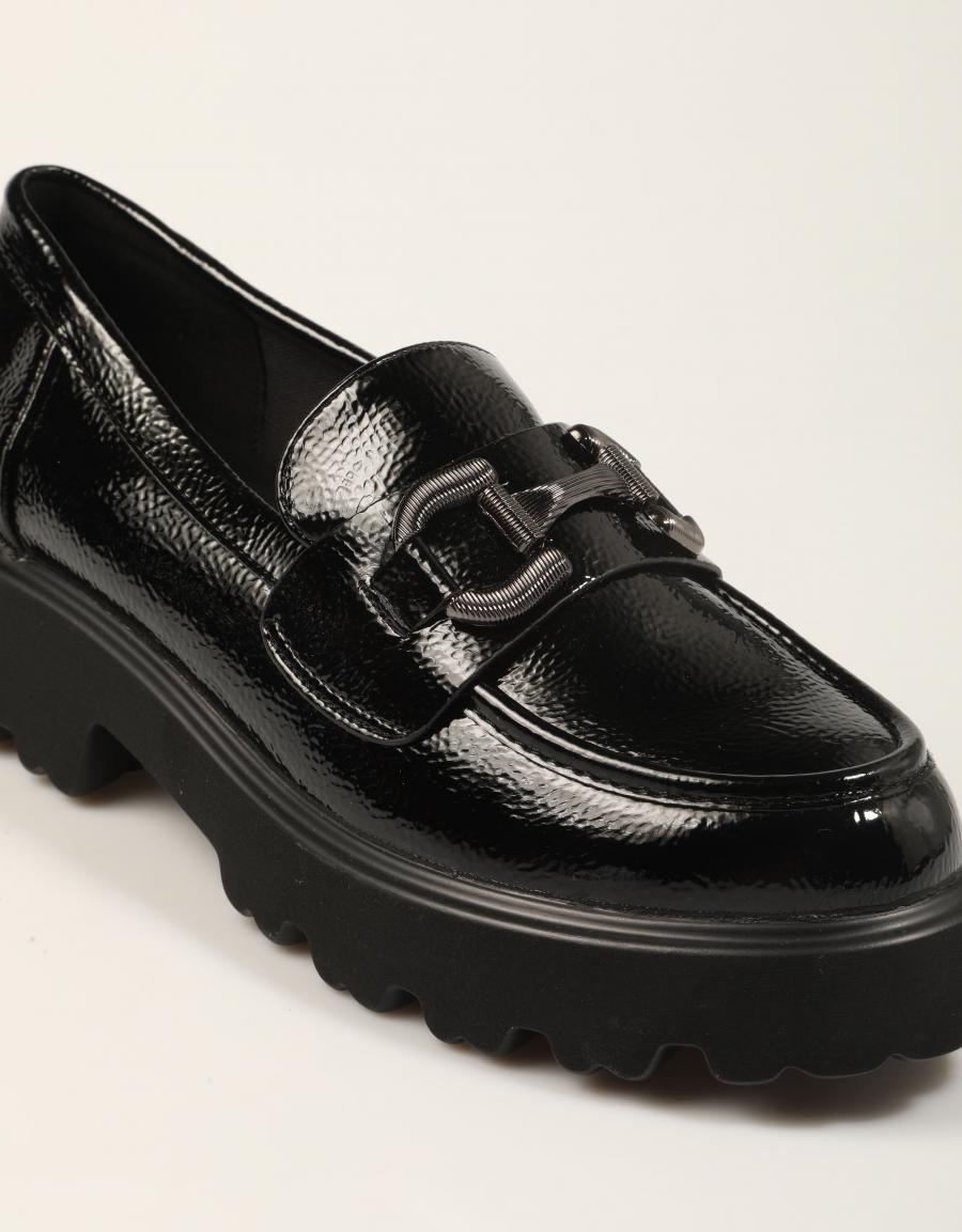 MOCASINES XTI MOCASIN CHAROL NEGRO en color Negro