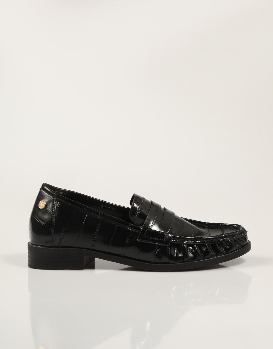 MOCASINES XTI MOCASIN GRABADO NEGRO en color Negro
