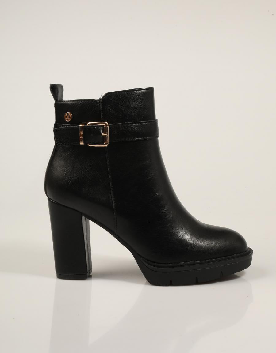 BOTINES XTI BOTIN HEBILLA NEGRO en color Negro