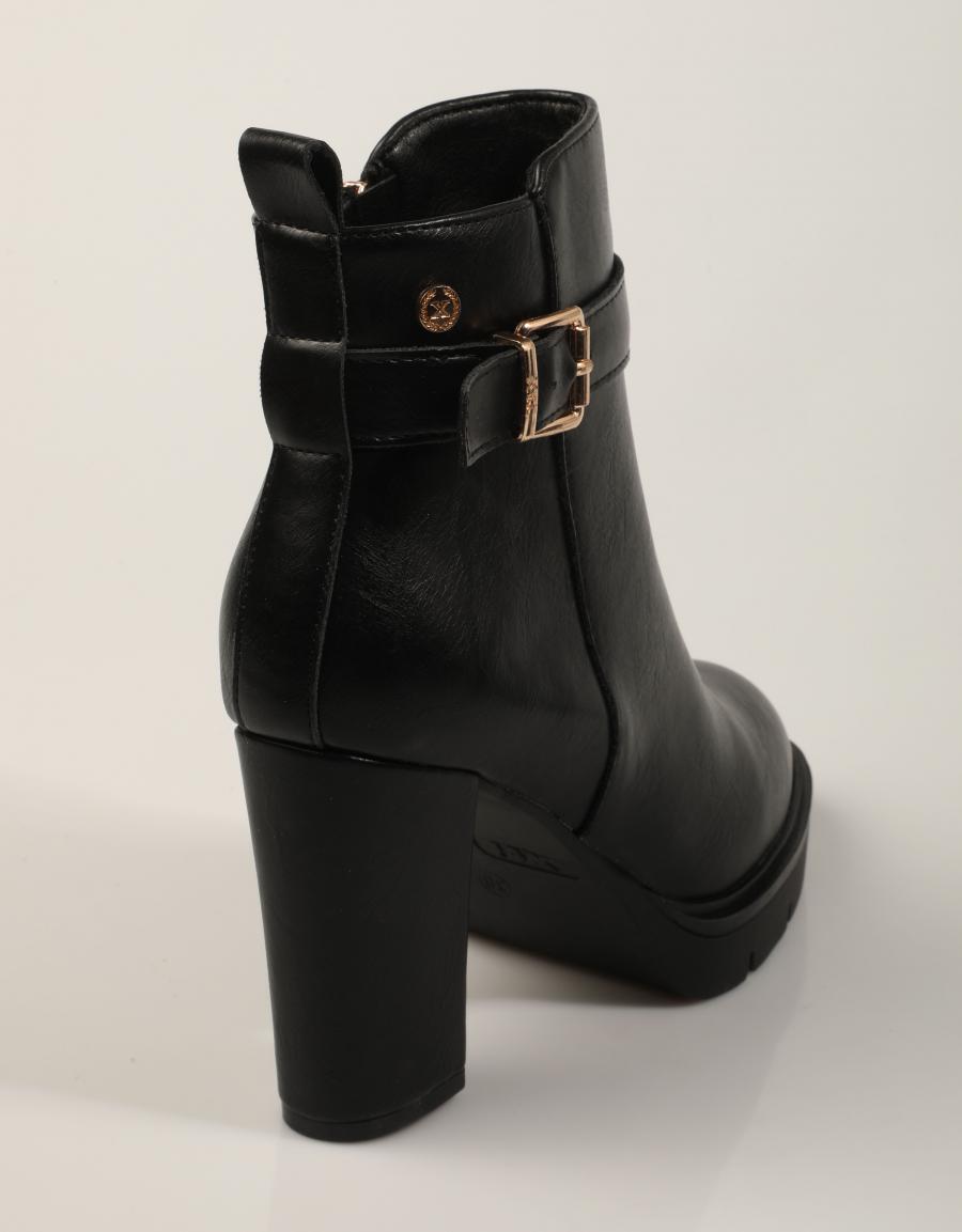 BOTINES XTI BOTIN HEBILLA NEGRO en color Negro