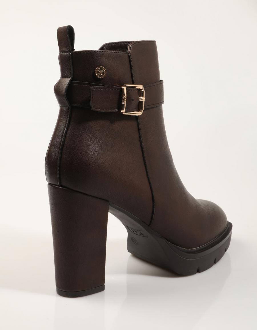 BOTINES XTI BOTIN HEBILLA MARRON en color Marron