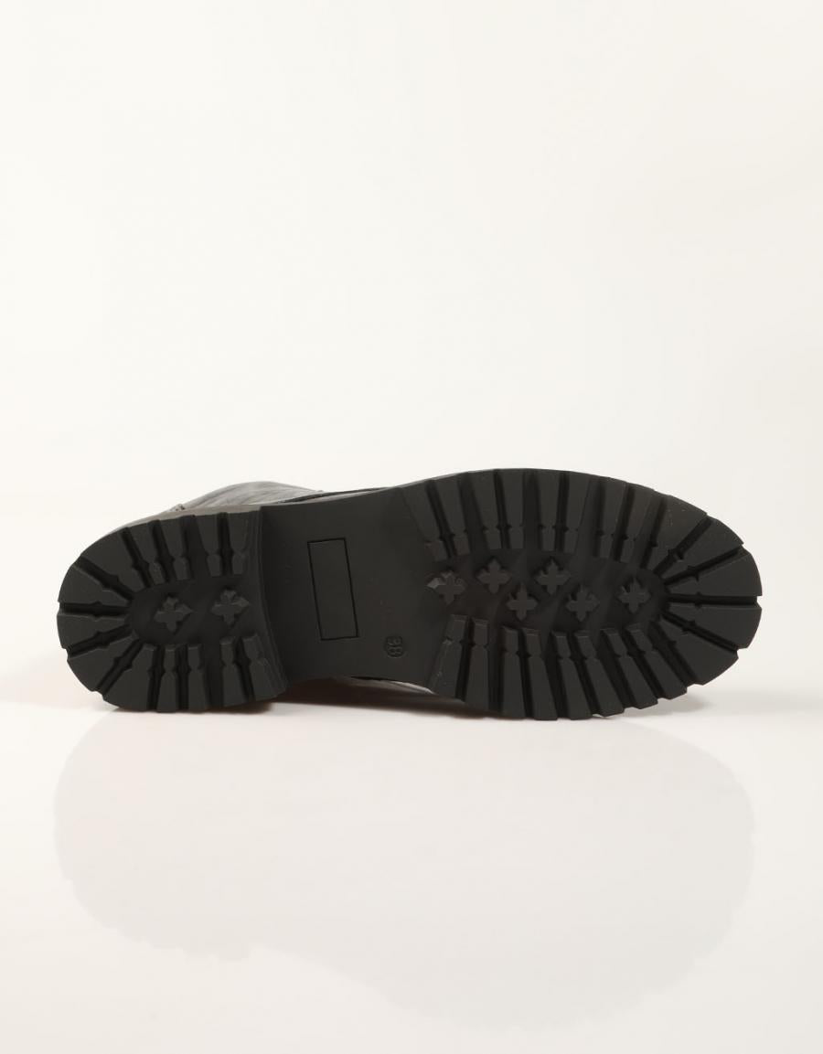 BOTINES XTI BOTIN CORDONES NEGRO en color Negro