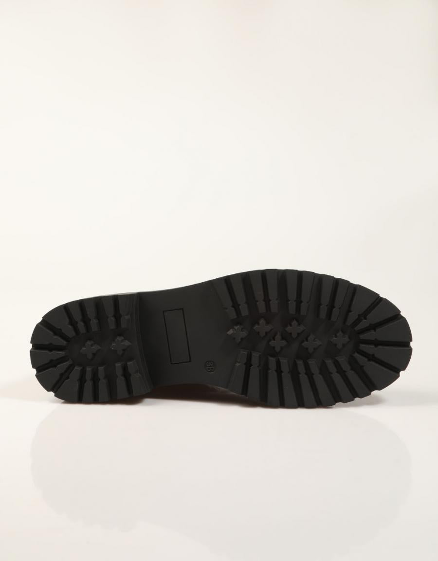 BOTINES XTI BOTIN CHELSEA NEGRO en color Negro