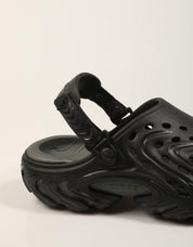 ZUECOS CROCS ECHO II CHROMW BLACK 213780 en color Negro