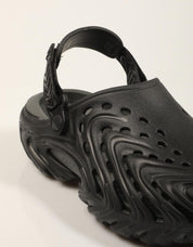 ZUECOS CROCS ECHO II CHROMW BLACK 213780 en color Negro