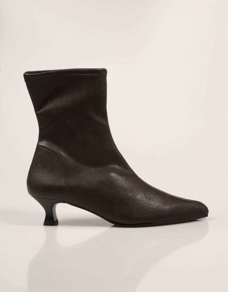BOTINES MISS ELASTIC WEST MARRON en color Negro