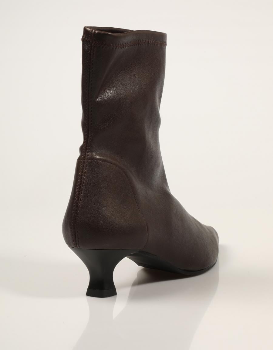 BOTINES MISS ELASTIC WEST MARRON en color Negro