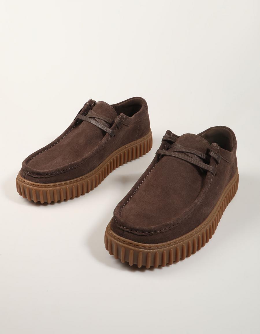 ZAPATOS SPORT CLARKS TORHILL LO DARK BROWN 26181386 en color Marron