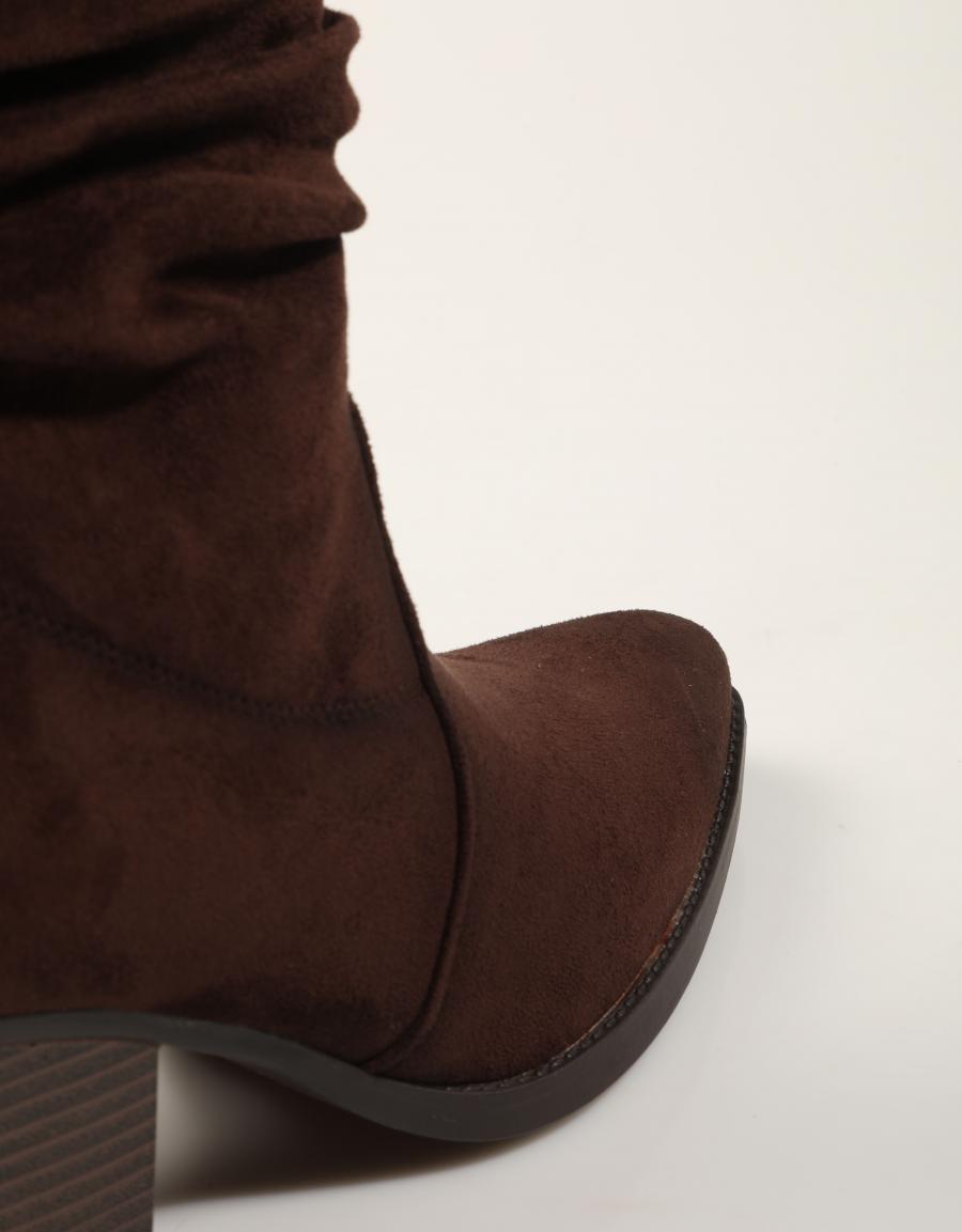 BOTINES REFRESH BOTIN CAMPERO MARRON en color Marron