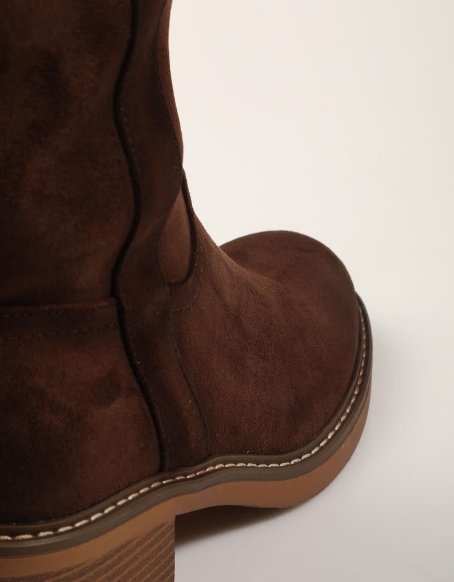 BOTAS REFRESH BOTA MONTAR MARRON en color Marron