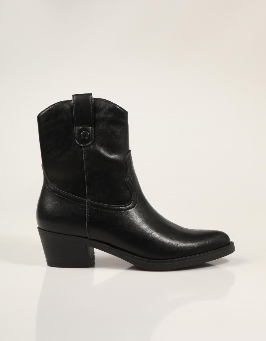 BOTINES REFRESH BOTIN CAMPERO NEGRO en color Negro