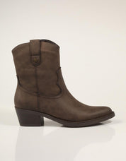 BOTINES REFRESH BOTIN CAMPERO MARRON en color Marron