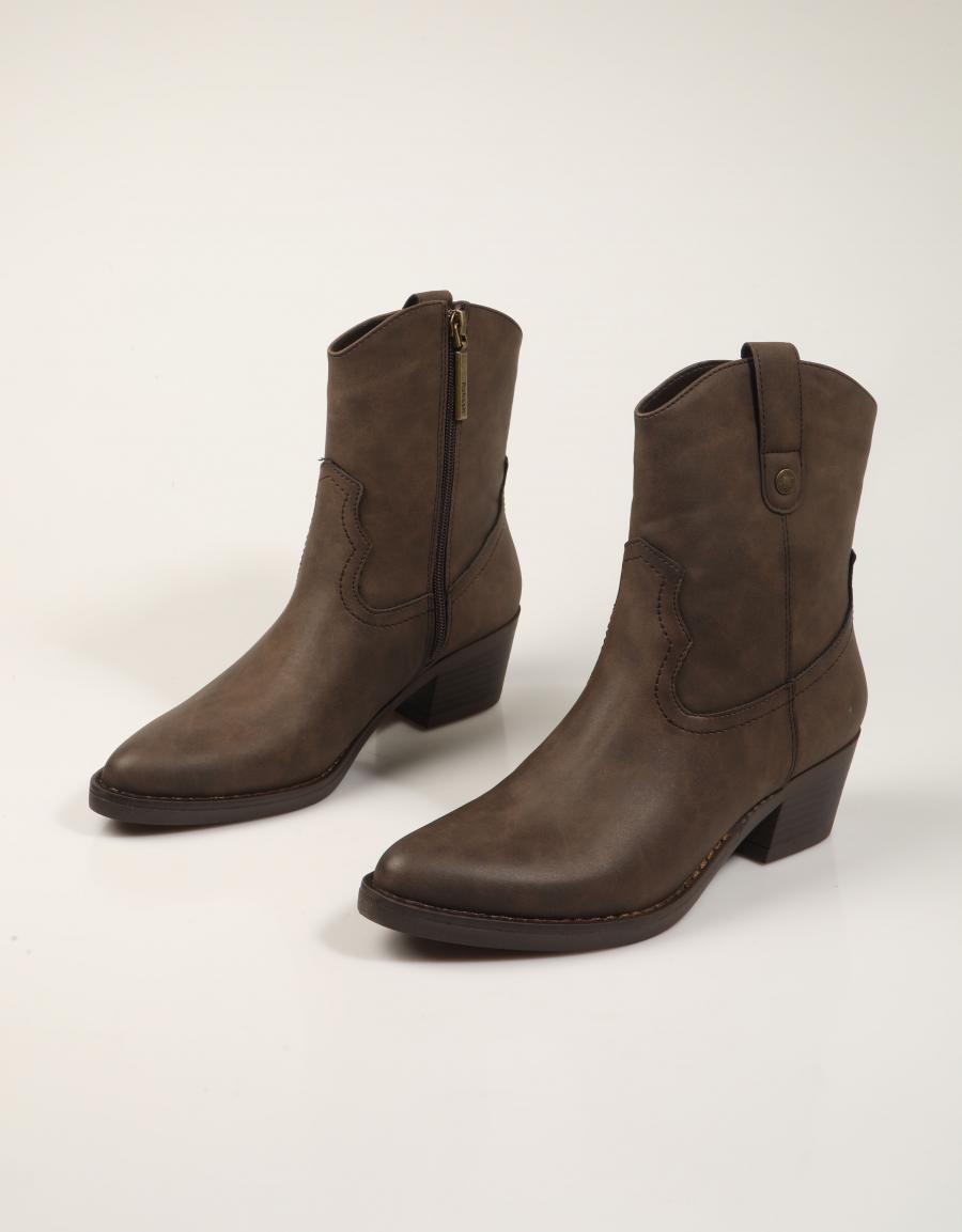 BOTINES REFRESH BOTIN CAMPERO MARRON en color Marron