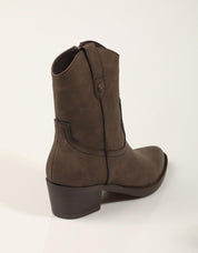 BOTINES REFRESH BOTIN CAMPERO MARRON en color Marron