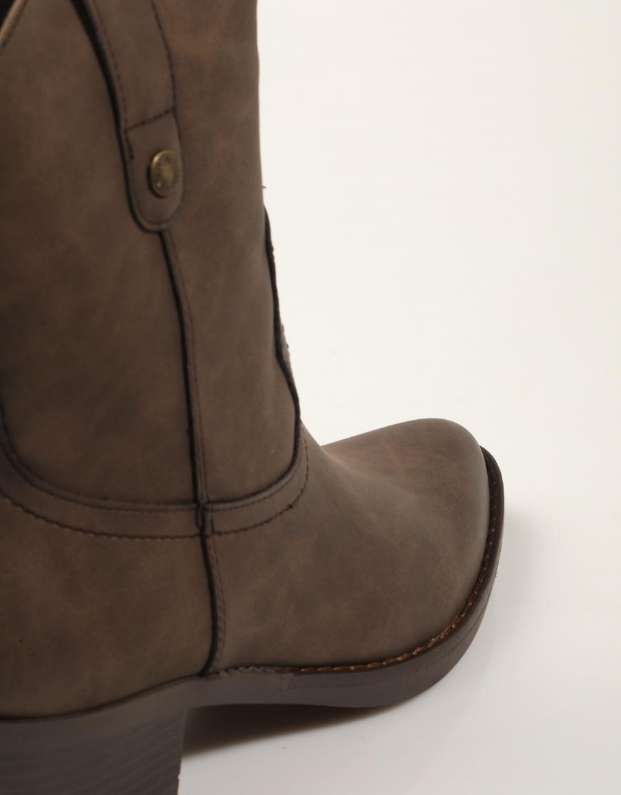 BOTINES REFRESH BOTIN CAMPERO MARRON en color Marron