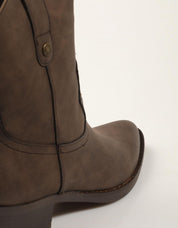 BOTINES REFRESH BOTIN CAMPERO MARRON en color Marron