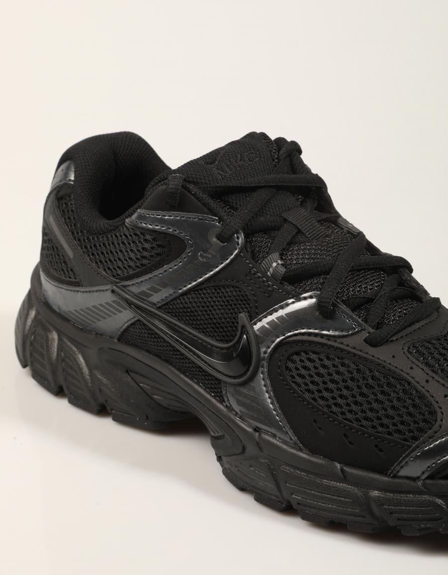 ZAPATILLAS NIKE V5 RNR BLACK 20125228 en color Negro