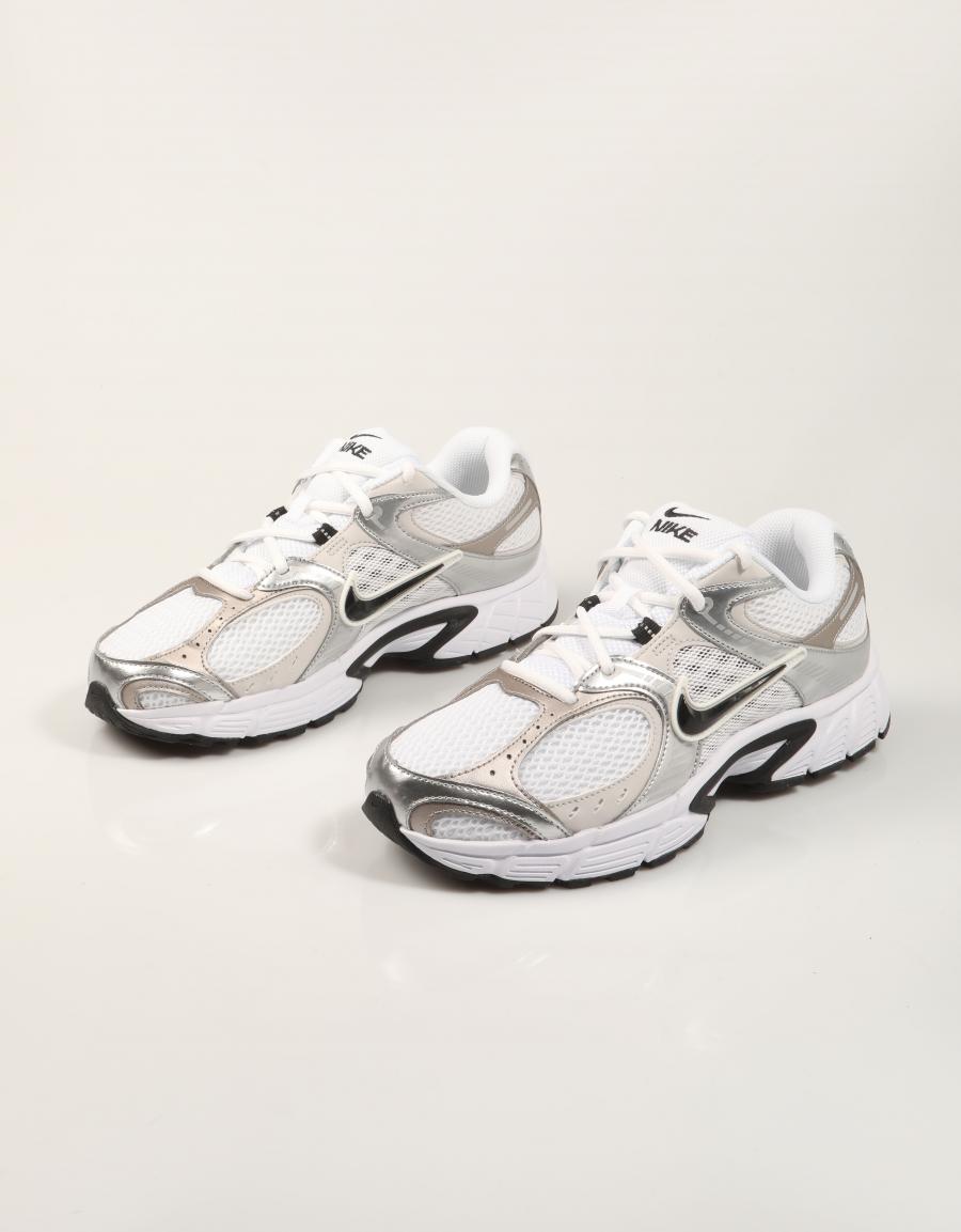 ZAPATILLAS NIKE V5 RNR WHITE/BLACK HJ5228 en color Blanco