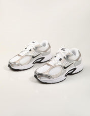 ZAPATILLAS NIKE V5 RNR WHITE/BLACK HJ5228 en color Blanco