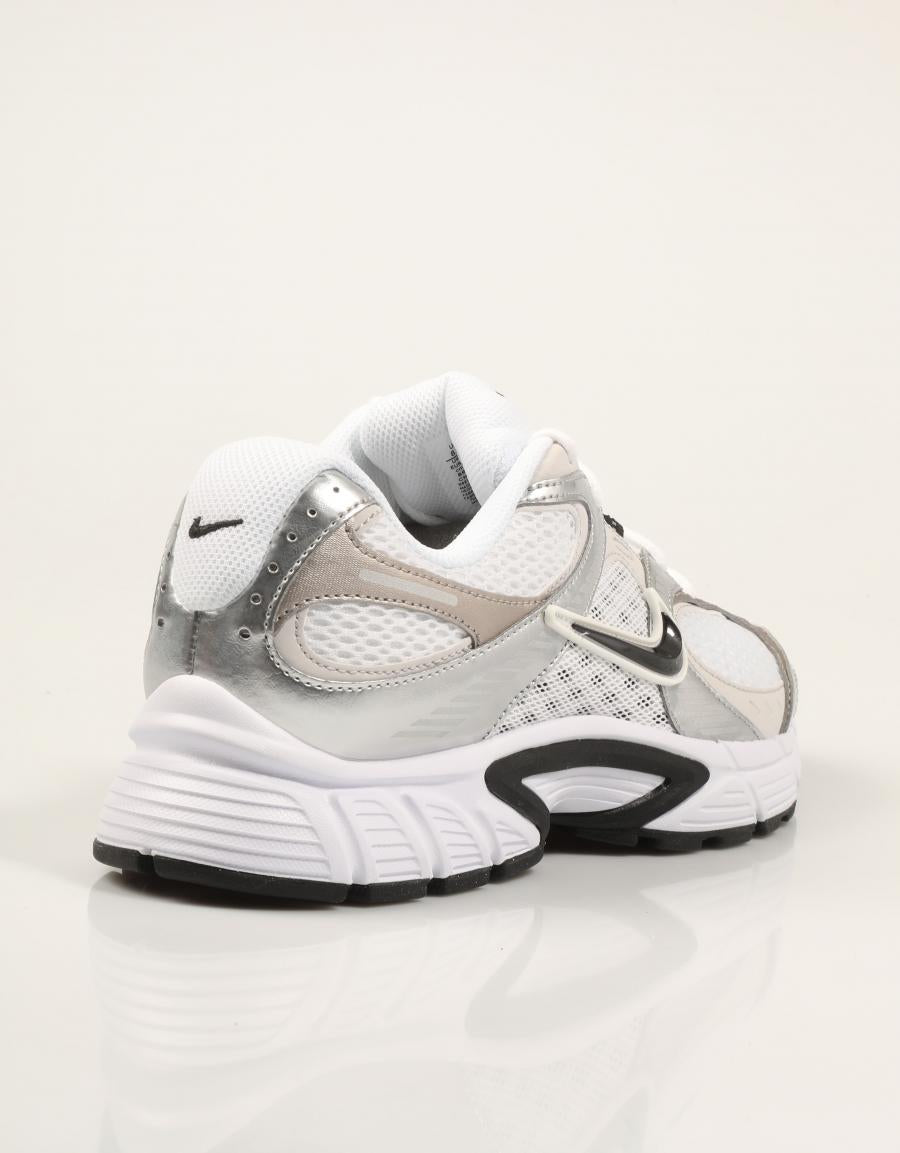 ZAPATILLAS NIKE V5 RNR WHITE/BLACK HJ5228 en color Blanco