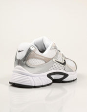 ZAPATILLAS NIKE V5 RNR WHITE/BLACK HJ5228 en color Blanco