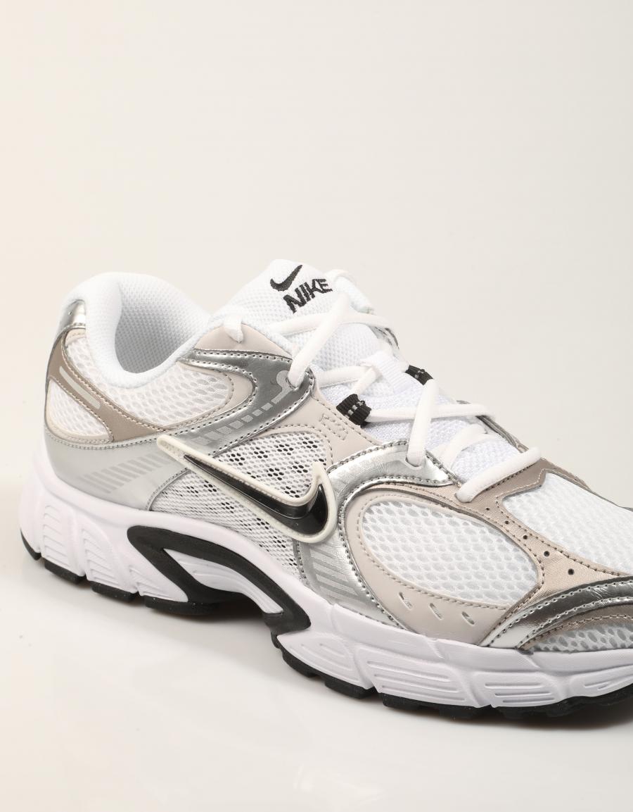ZAPATILLAS NIKE V5 RNR WHITE/BLACK HJ5228 en color Blanco