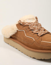 ZAPATILLAS UGG LOWMELL MULE CHESNUT 1180313 en color Cuero