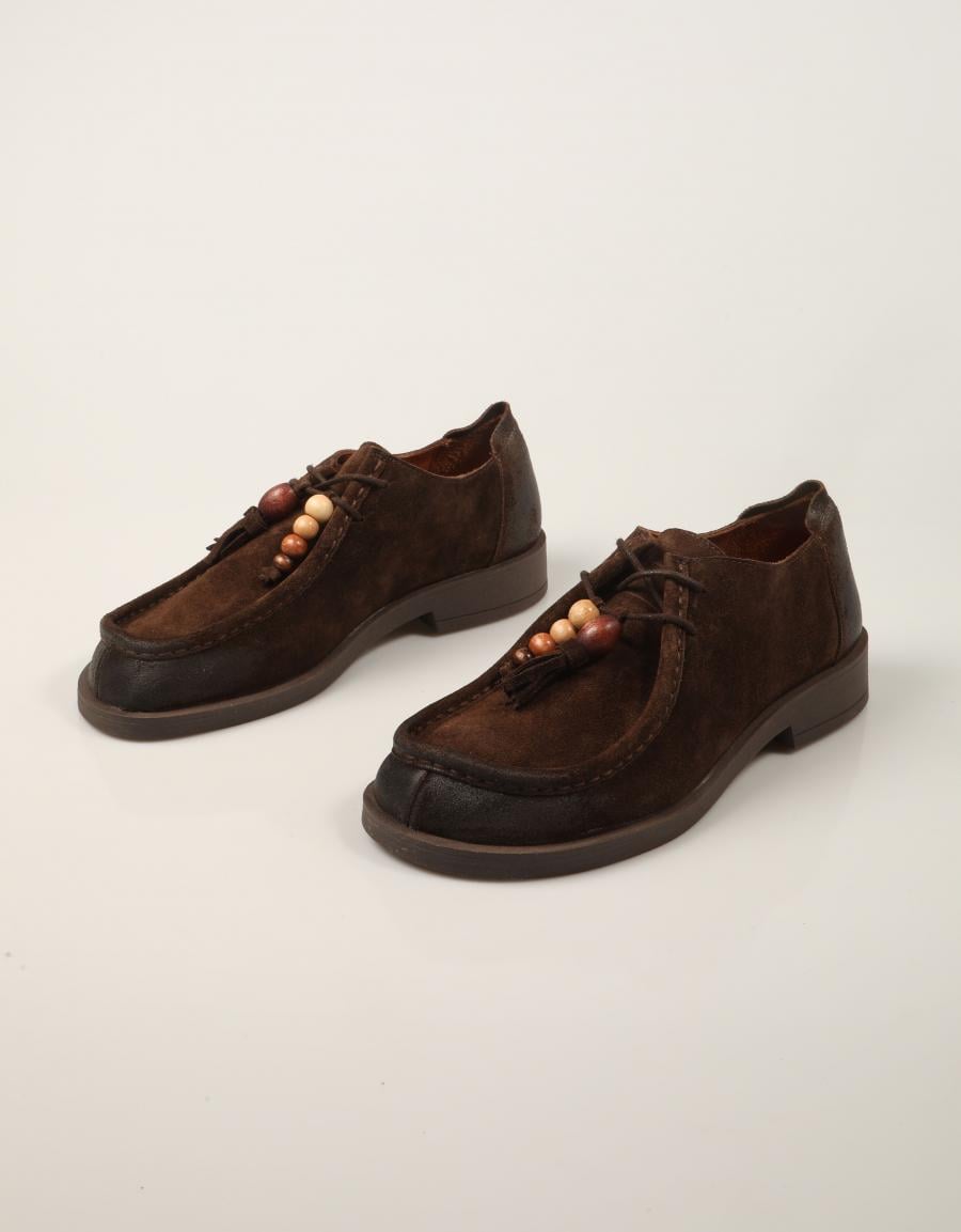 ZAPATOS SPORT REBECCA HOPE WALLABEE BITTER SUEDE-BROWN en color Marron