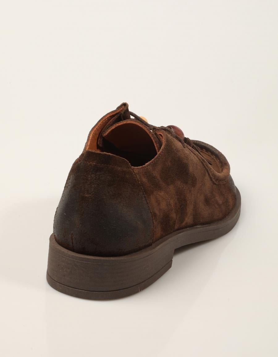 ZAPATOS SPORT REBECCA HOPE WALLABEE BITTER SUEDE-BROWN en color Marron